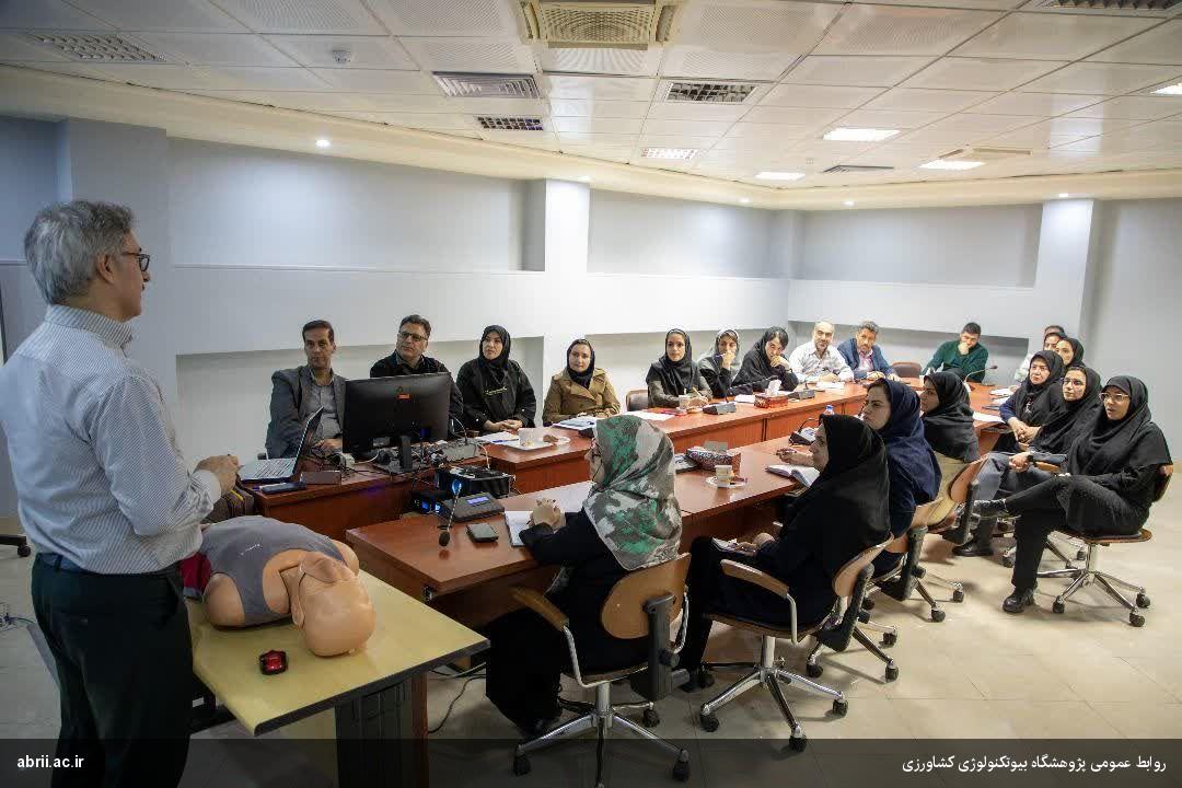 برگزاری دوره آموزشی کمک‌های اولیه ویژه سفیران ایمنی و بهداشت پژوهشگاه بیوتکنولوژی کشاورزی-img