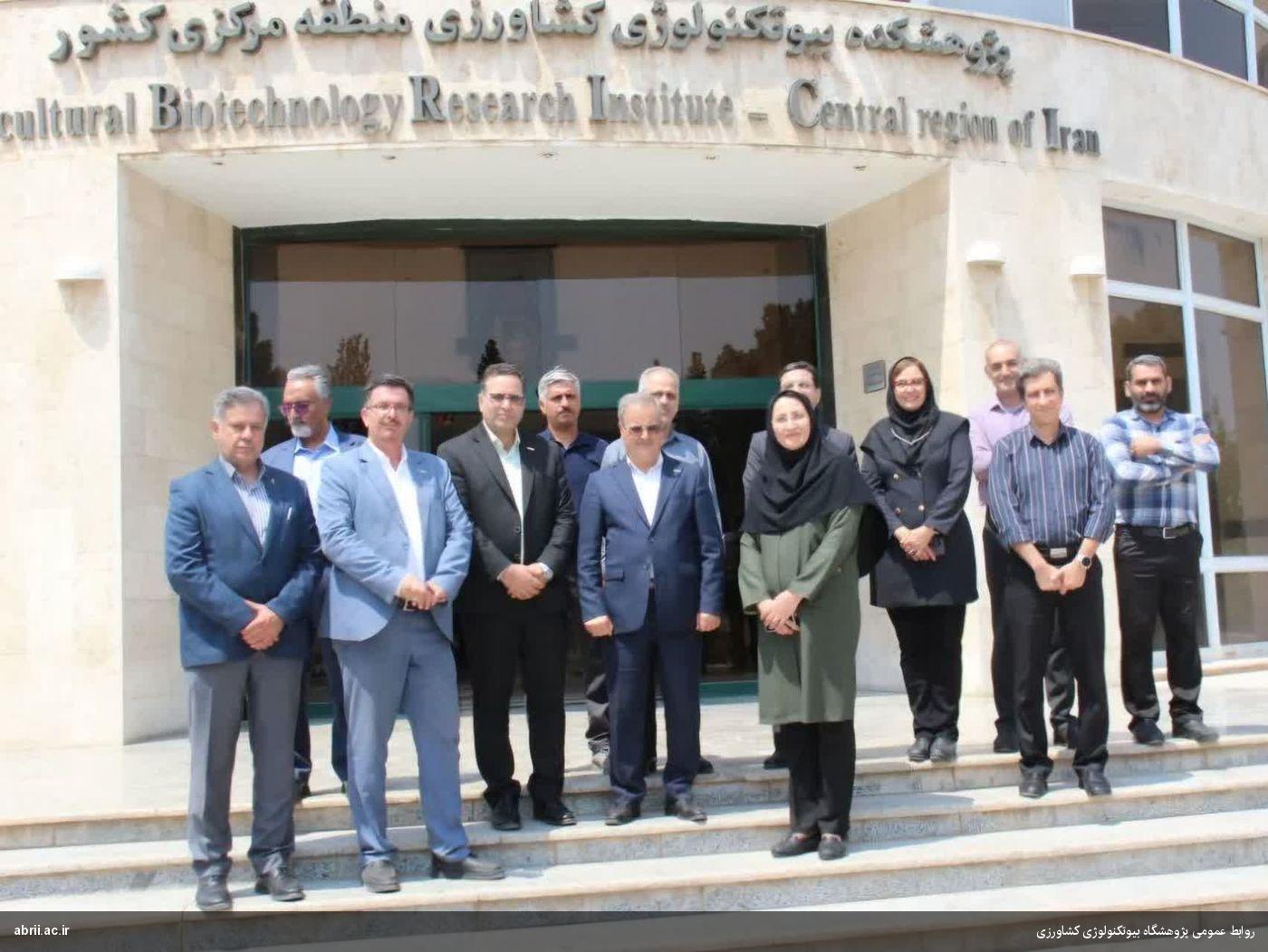 تأکید رییس سازمان تات بر تجاری‌سازی دستاوردهای فناورانه در بازدید از پژوهشکده بیوتکنولوژی متابولیت‌های ثانویه اصفهان-img