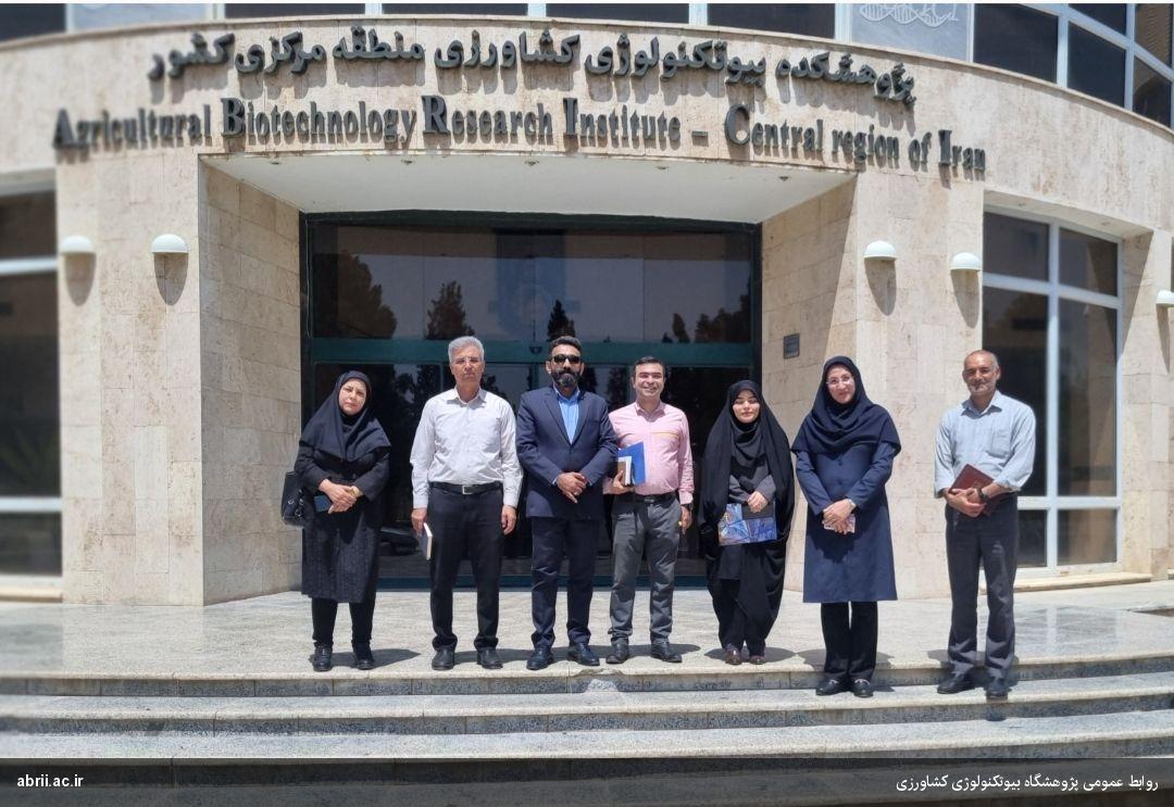 بازدید مشاور وزیر در امور جوانان و نخبگان سازمان جهاد کشاورزی از پژوهشکده بیوتکنولوژی متابولیتهای ثانویه-img